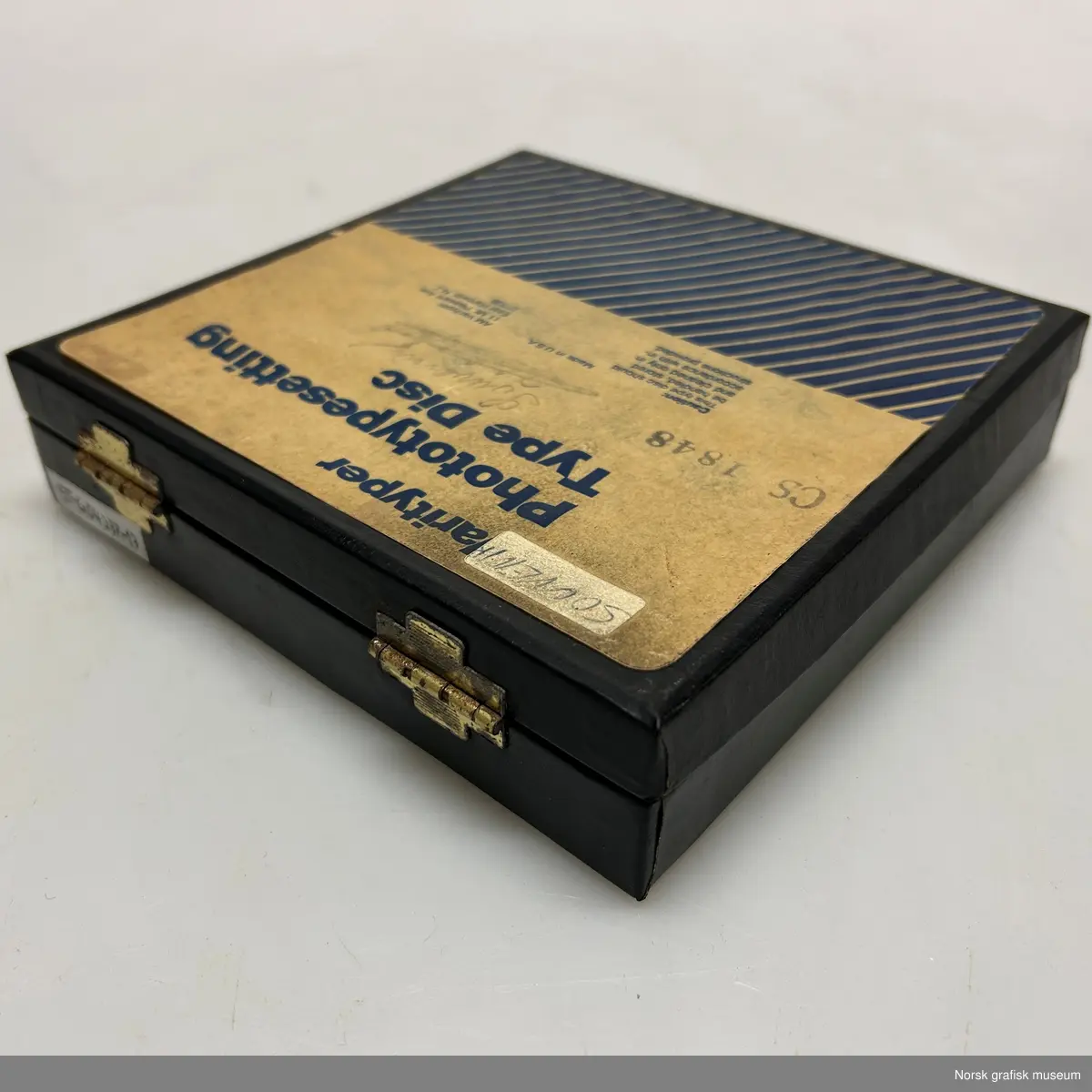 Fonter: Souvenir, Souvenir Italic, Souvenir Demi-Bold, Souvenir Demi-Bold Italic