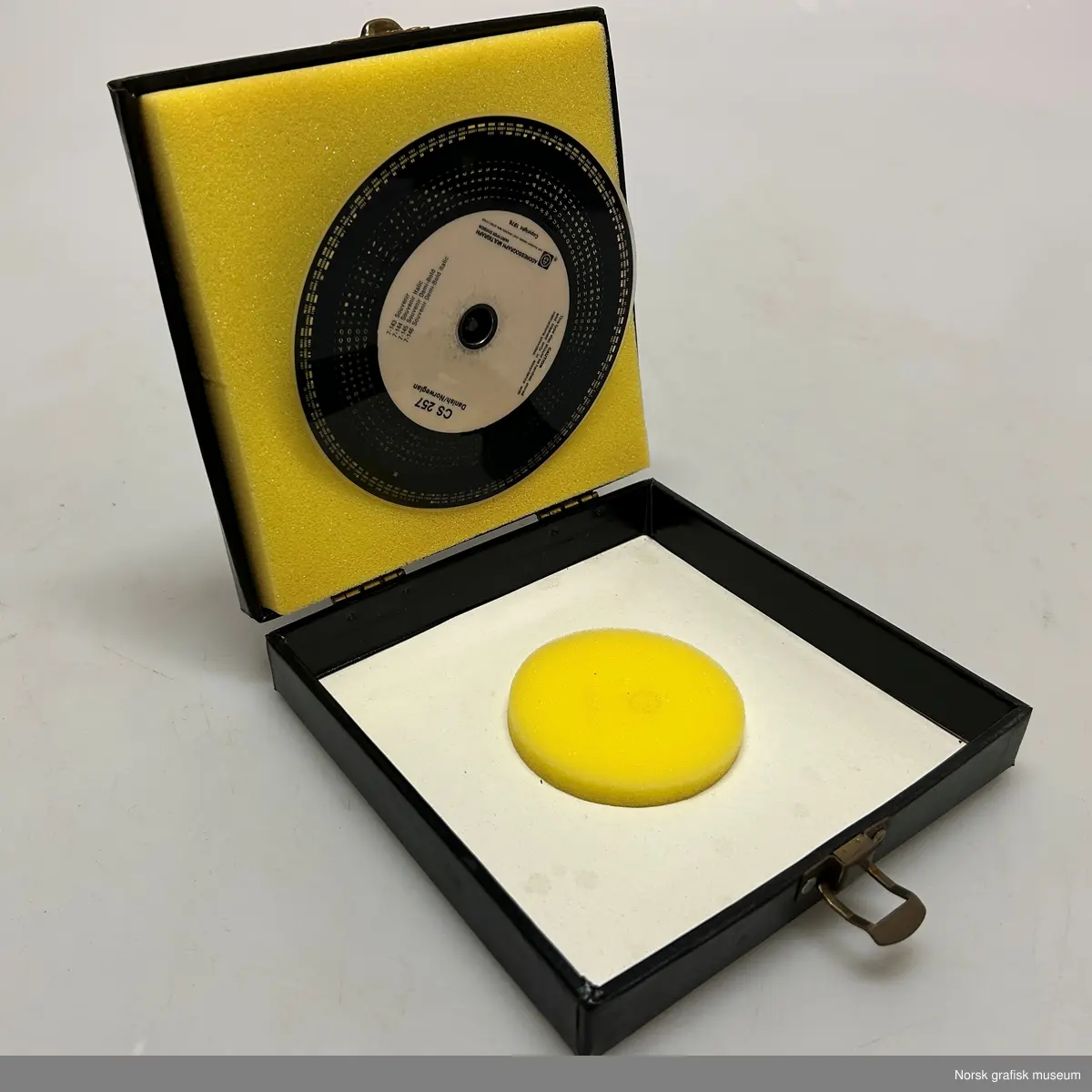 Fonter: Souvenir, Souvenir Italic, Souvenir Demi-Bold, Souvenir Demi-Bold Italic