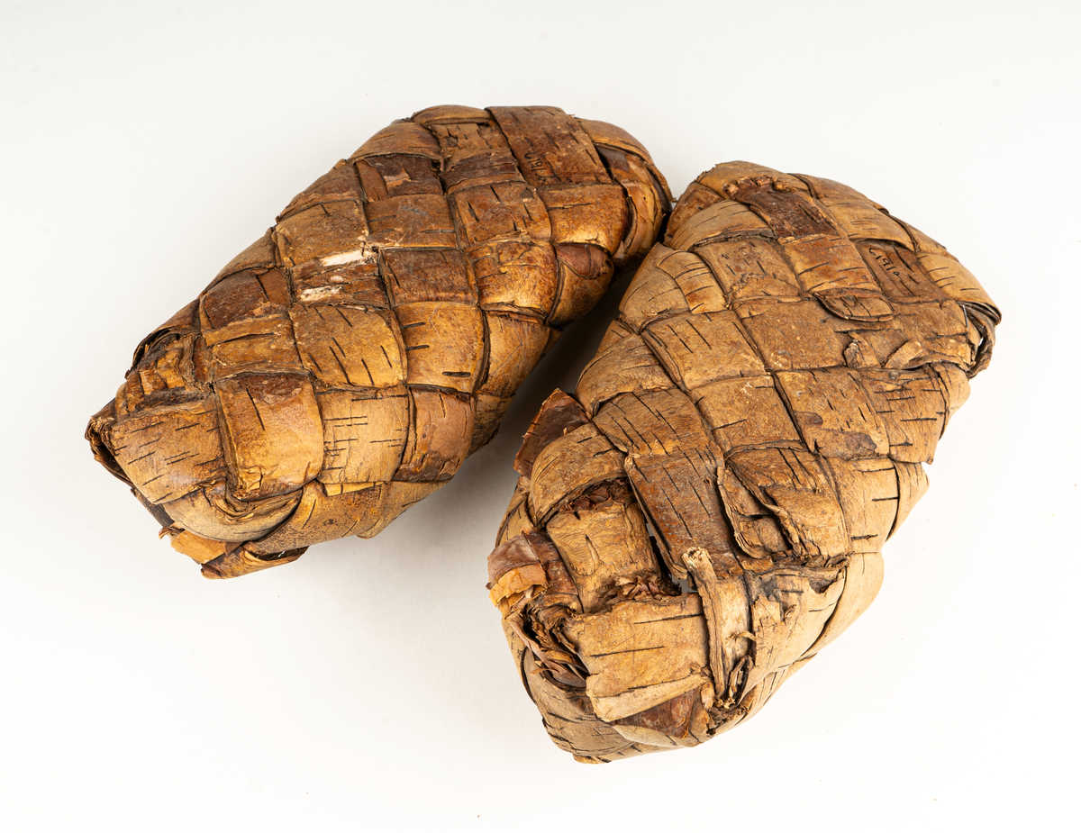 Näverskor. Flätade skor. 1 par.