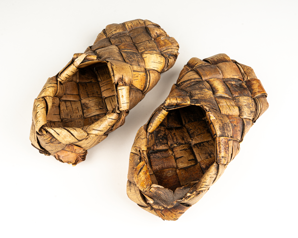 Näverskor. Flätade skor. 1 par.