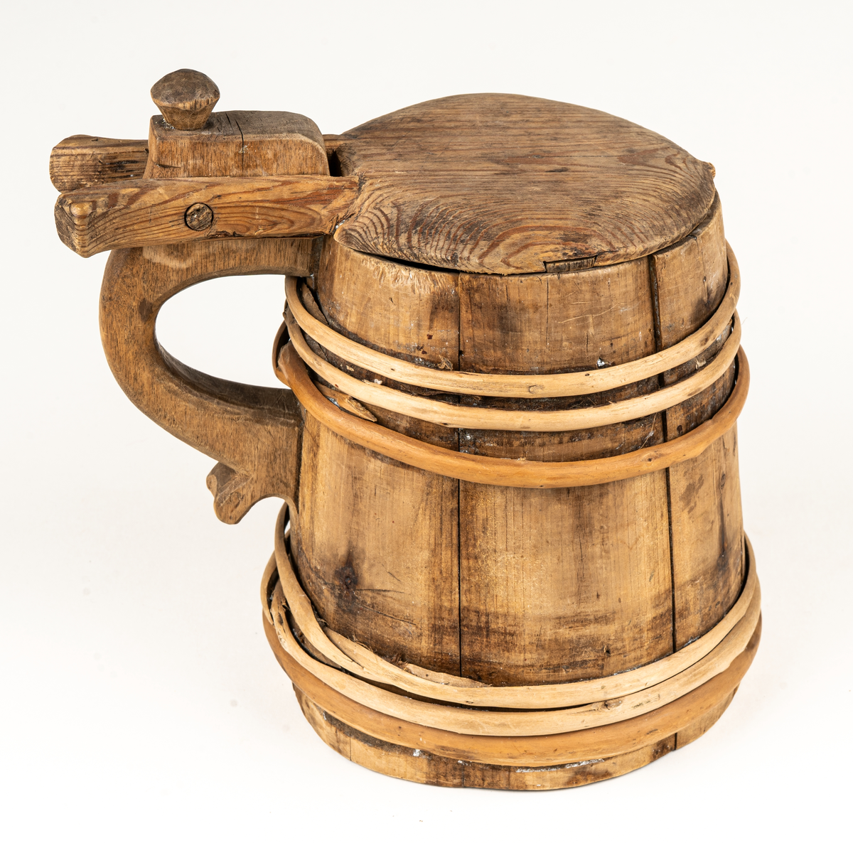 Stop, stånka,  av enestavar (alternativt björk), med 7 träband. Sidohandtag med knopp överst. Ristad märknin i botten ALB och med brännstämplat märke.