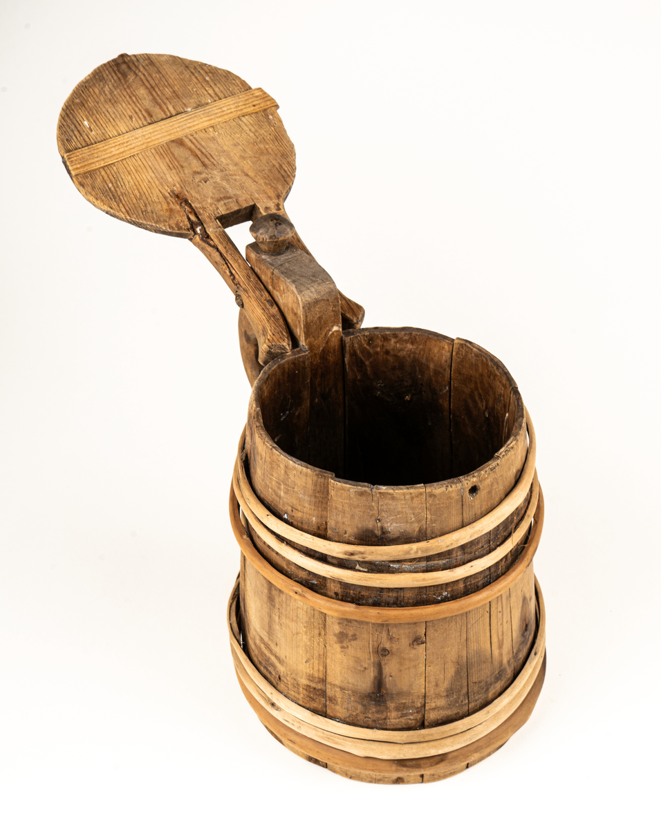 Stop, stånka,  av enestavar (alternativt björk), med 7 träband. Sidohandtag med knopp överst. Ristad märknin i botten ALB och med brännstämplat märke.