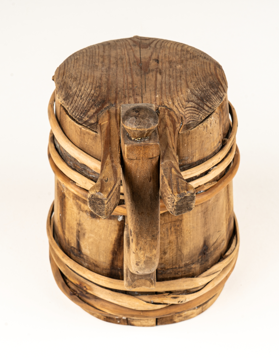 Stop, stånka,  av enestavar (alternativt björk), med 7 träband. Sidohandtag med knopp överst. Ristad märknin i botten ALB och med brännstämplat märke.