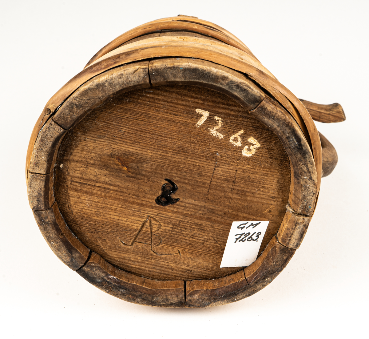 Stop, stånka,  av enestavar (alternativt björk), med 7 träband. Sidohandtag med knopp överst. Ristad märknin i botten ALB och med brännstämplat märke.