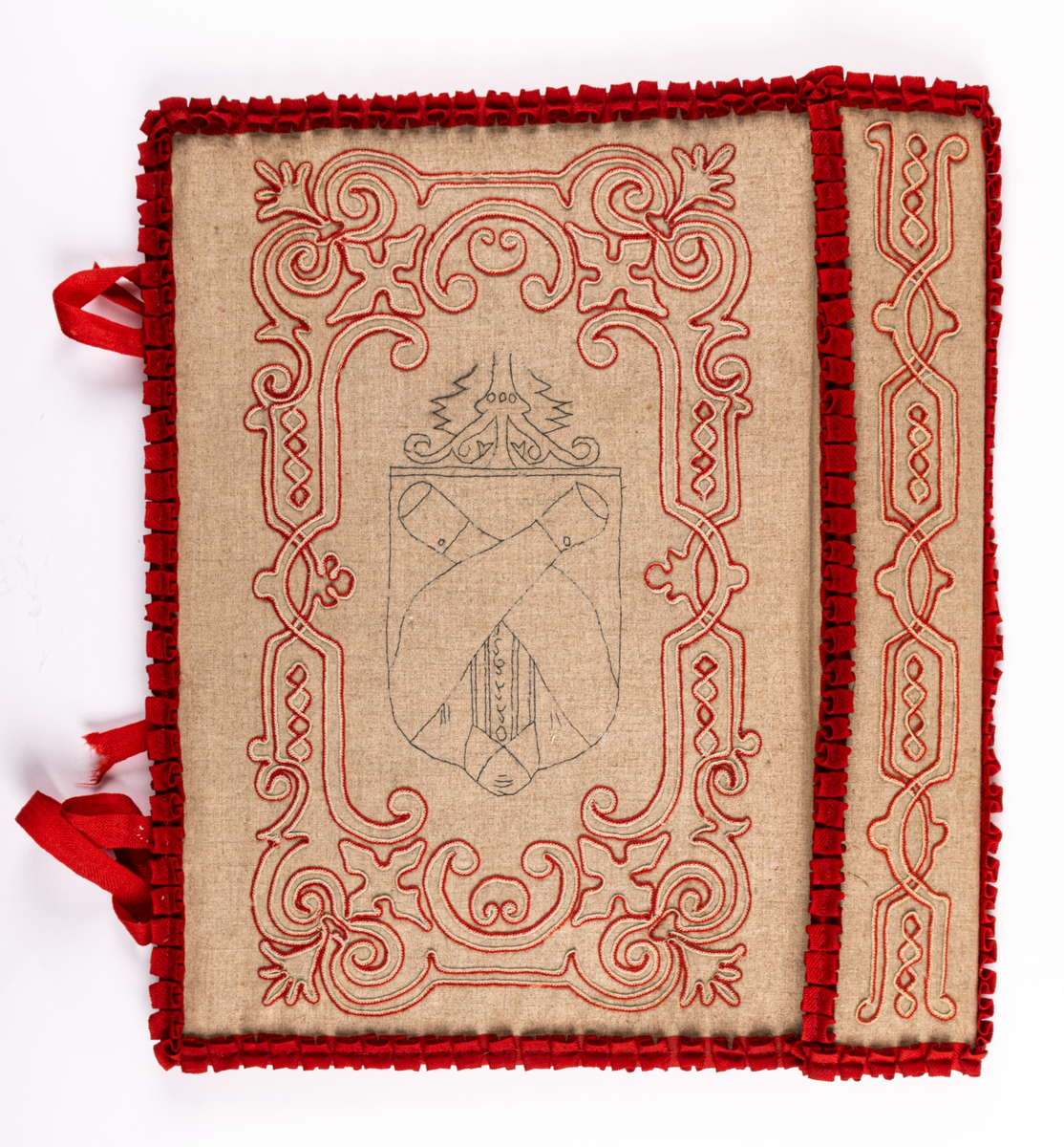 Skjortfodral, oblekt linne och rött tyg och broderi.