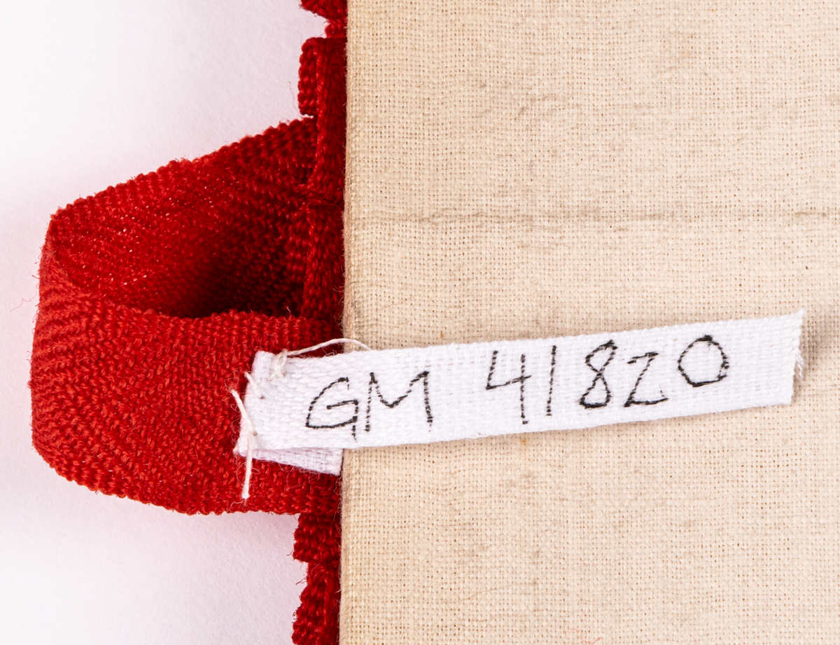 Skjortfodral, oblekt linne och rött tyg och broderi.