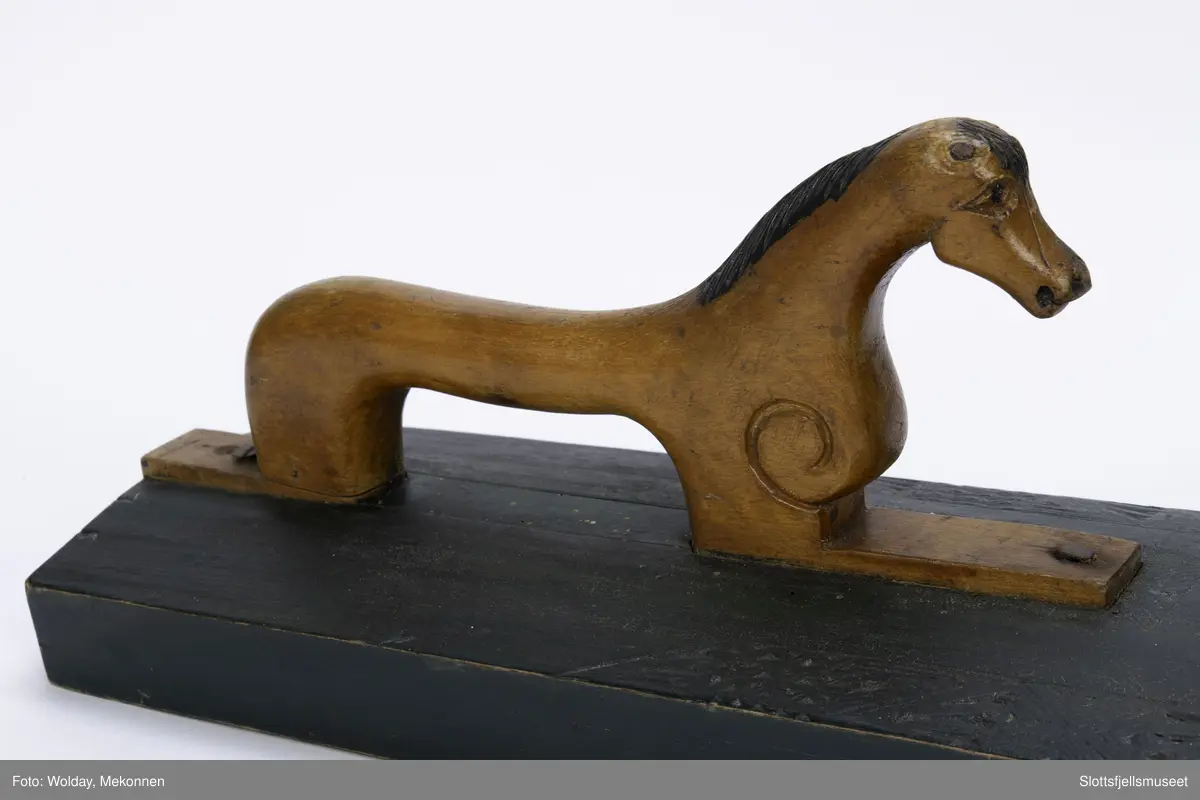 Hesteformet håndtak. Grunn karveskurd dekor. Mangletreet er sortmalt, håndtaket kun oljet.