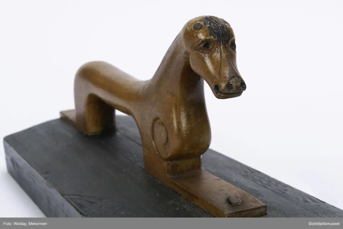 Hesteformet håndtak. Grunn karveskurd dekor. Mangletreet er sortmalt, håndtaket kun oljet.