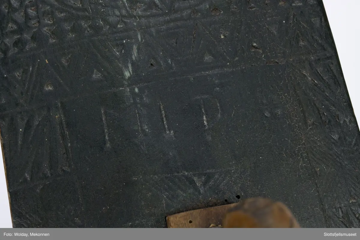 Hesteformet håndtak. Grunn karveskurd dekor. Mangletreet er sortmalt, håndtaket kun oljet.