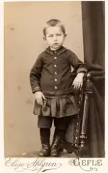 Barnporträtt. Olof den 26/11 1888 (enligt text baksida kort)