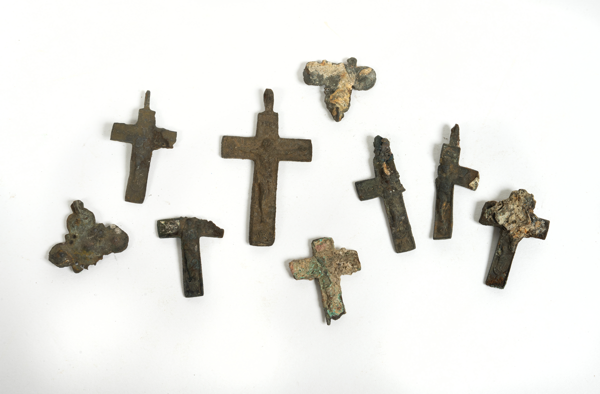 Krucifix och delar av krucifix.