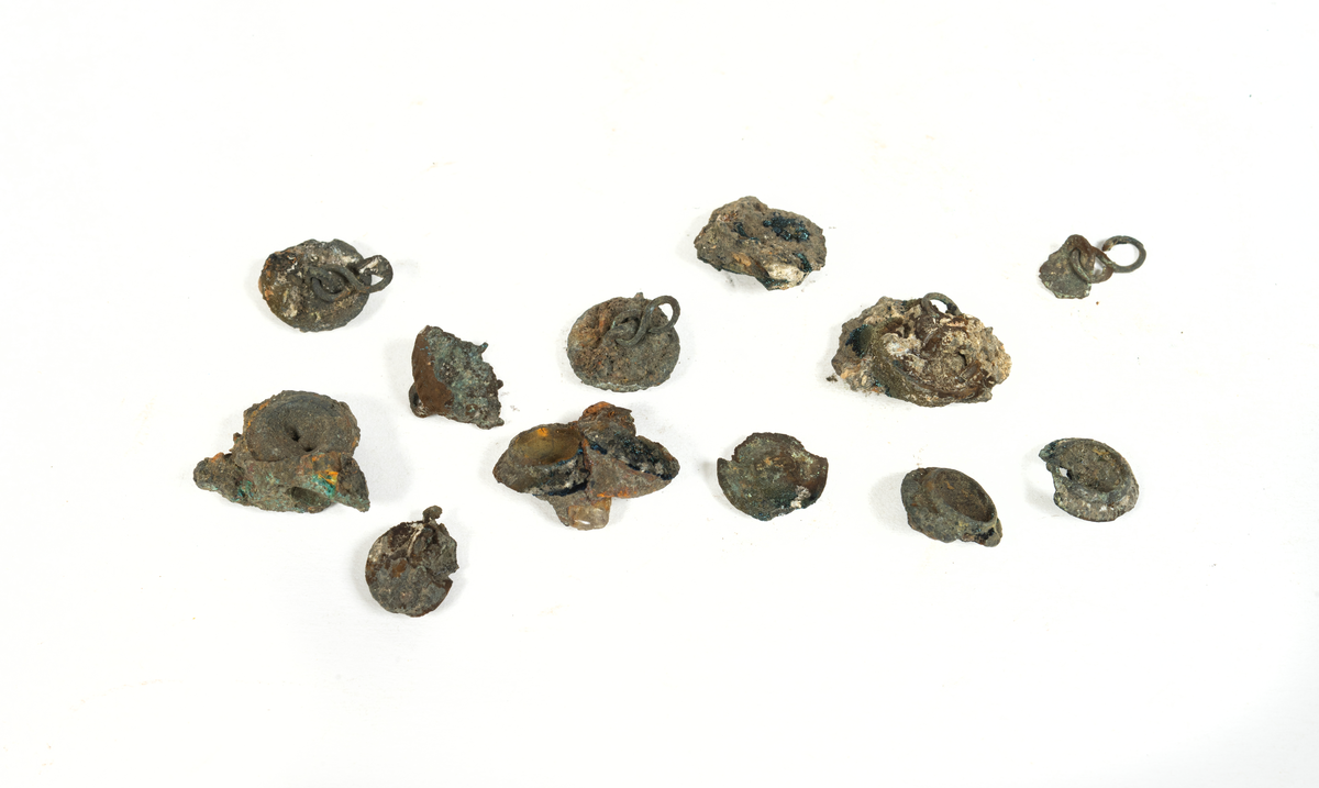 Smyckesstenar av glas. Både lösa och infattade i metall. Gröna och transperenta.