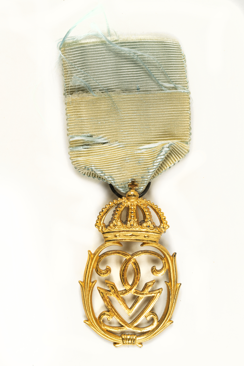 Minnesmedalj i förgyllt silver utgiven med anledning av Gustav V:s 90-årsdag 16/6 1948. Upphängningsögla, blått band.
Åtsida: Gustav V:s namnchiffer. Frånsida: 1858 16/6 1948.