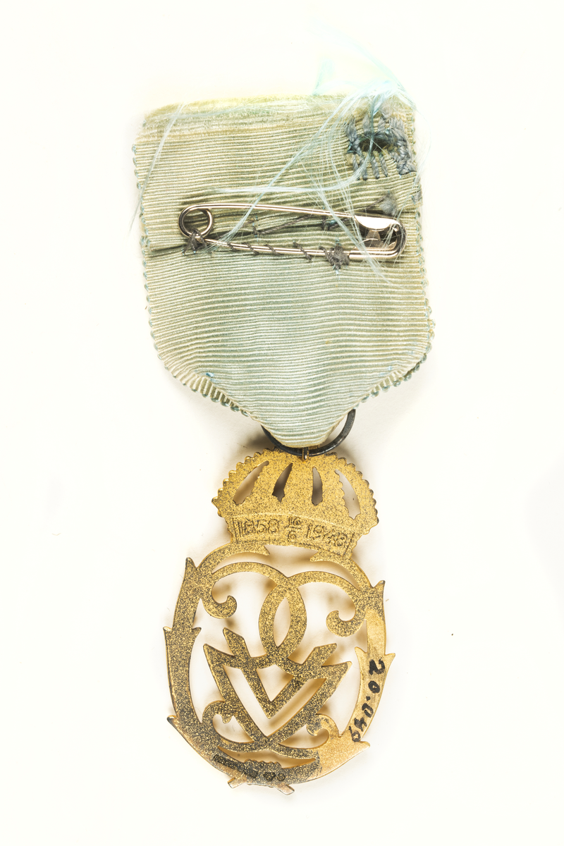 Minnesmedalj i förgyllt silver utgiven med anledning av Gustav V:s 90-årsdag 16/6 1948. Upphängningsögla, blått band.
Åtsida: Gustav V:s namnchiffer. Frånsida: 1858 16/6 1948.