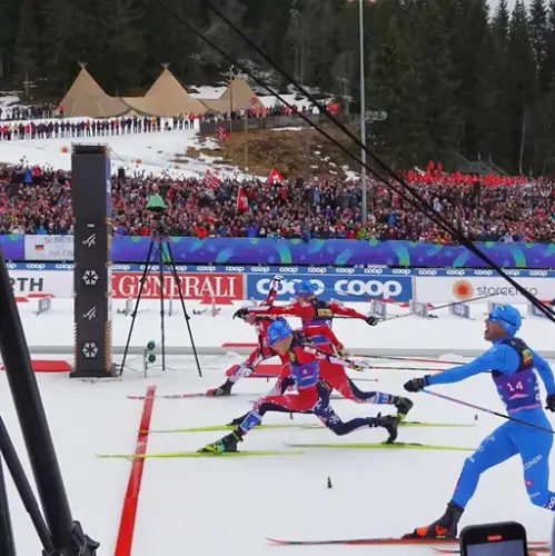 Bilde av målstreken under Ski-VM i Trondheim 2025
