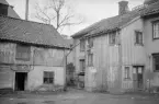 Fotoåret 1964 rymde ännu centrala Linköping eftersatta miljöer med ett äldre bostadsbestånd. Som här belyst av en gårdsinteriör från kvarteret Brevduvan.