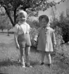 Flicka och pojke hand i hand