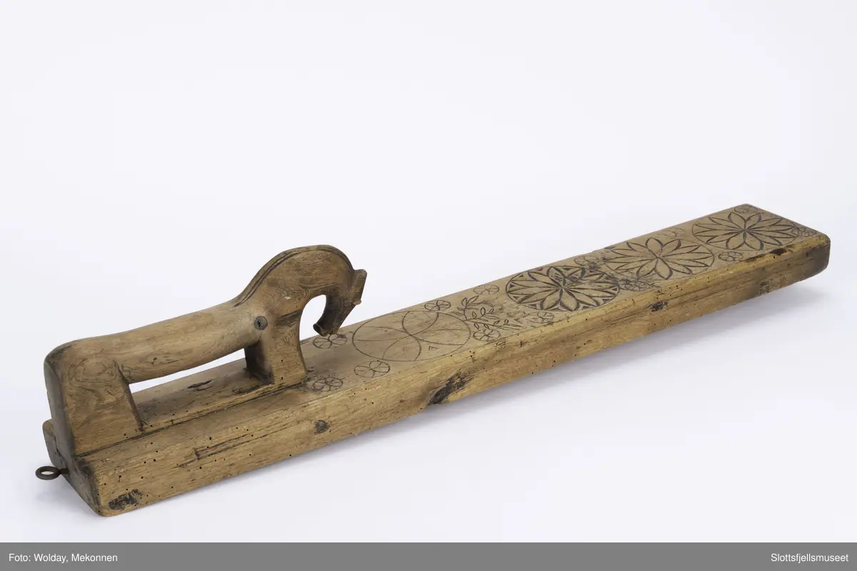 Hesteformet håndtak, enkel dekor av karveskurd.