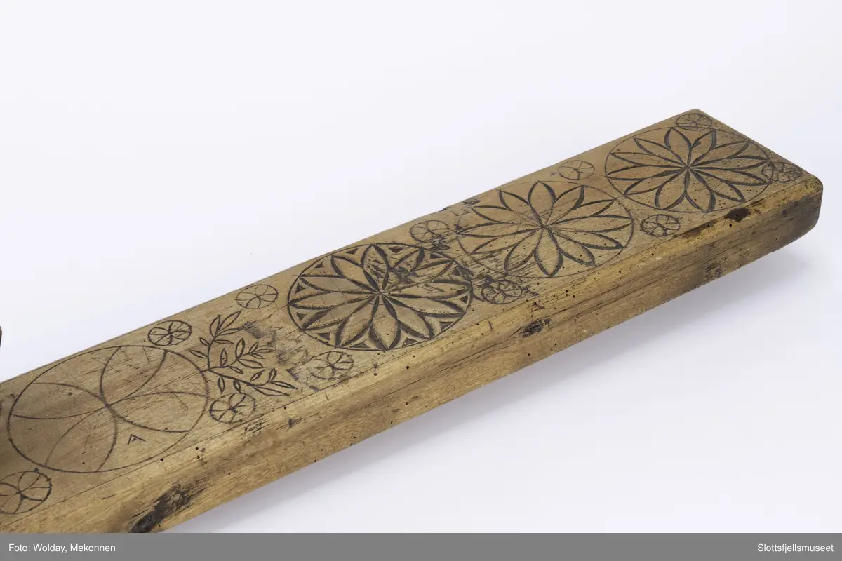 Hesteformet håndtak, enkel dekor av karveskurd.