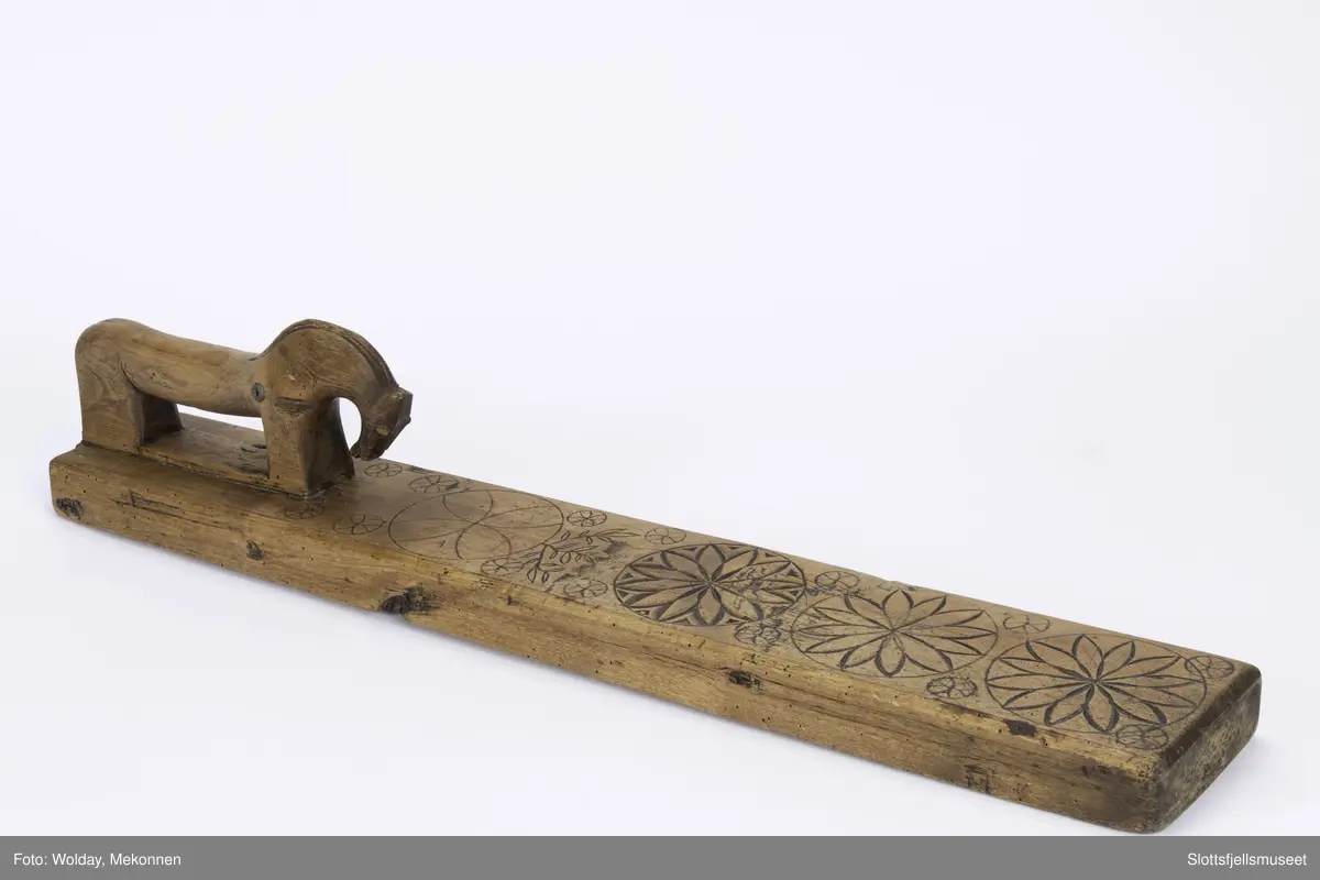 Hesteformet håndtak, enkel dekor av karveskurd.