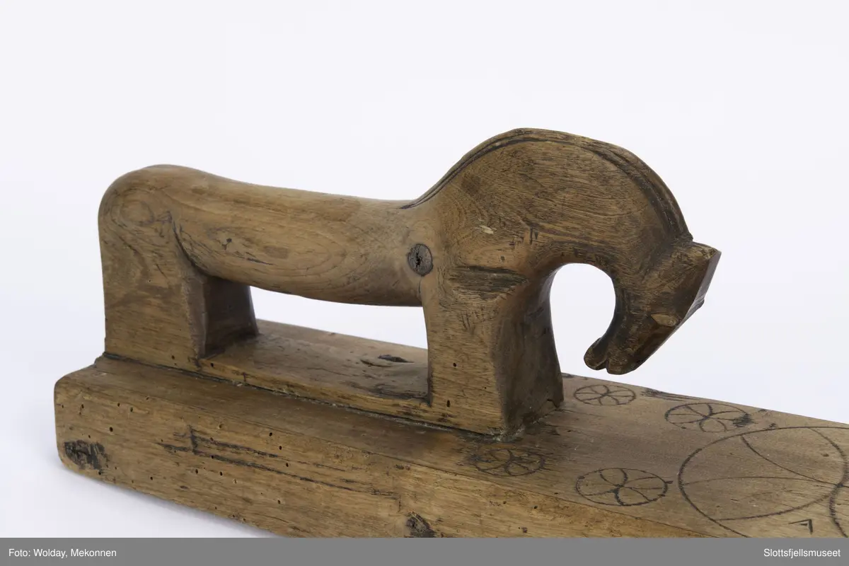 Hesteformet håndtak, enkel dekor av karveskurd.