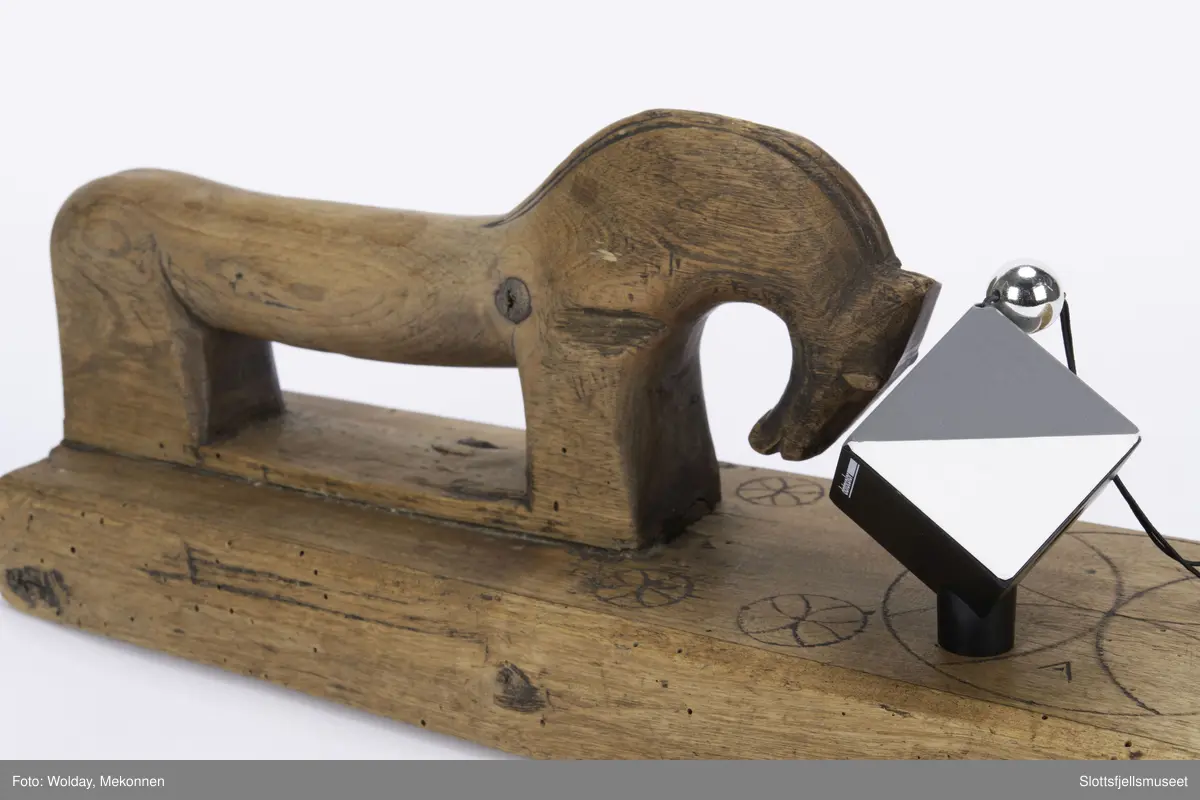 Hesteformet håndtak, enkel dekor av karveskurd.