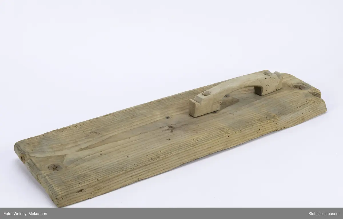 Håndtaket er festet til treet med trenagler.