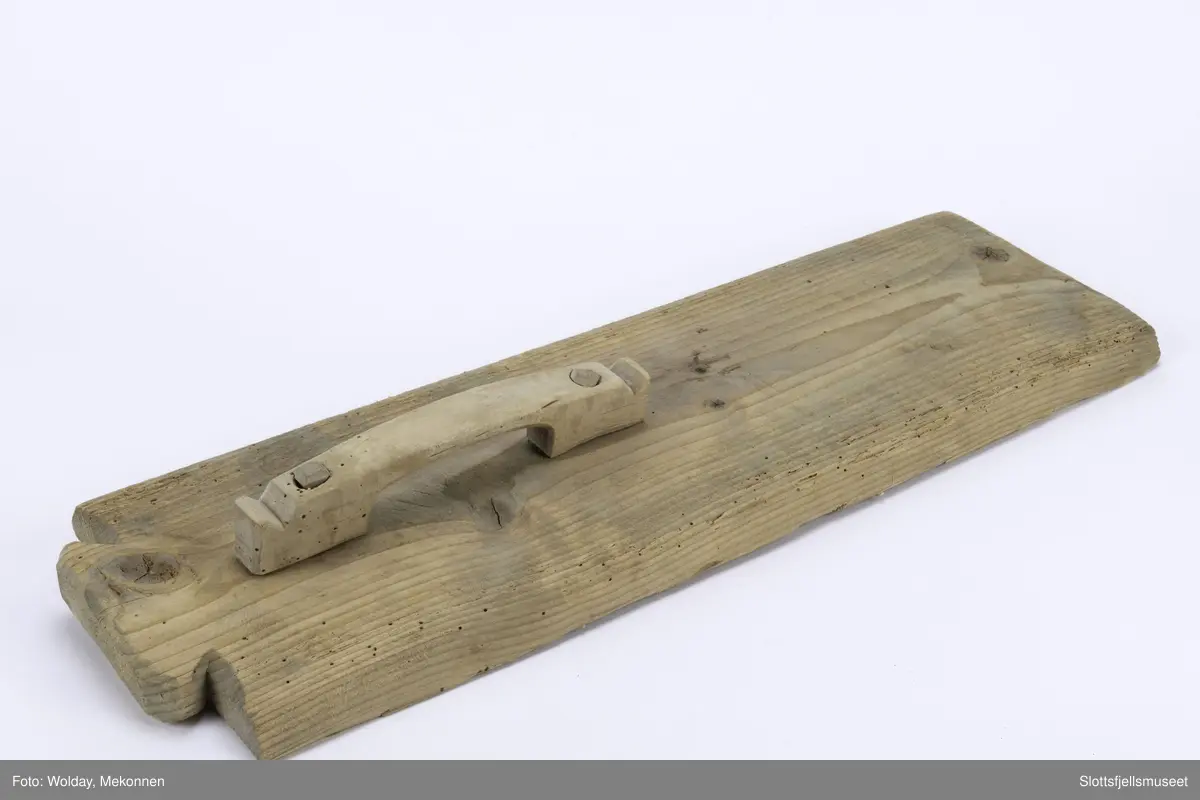 Håndtaket er festet til treet med trenagler.