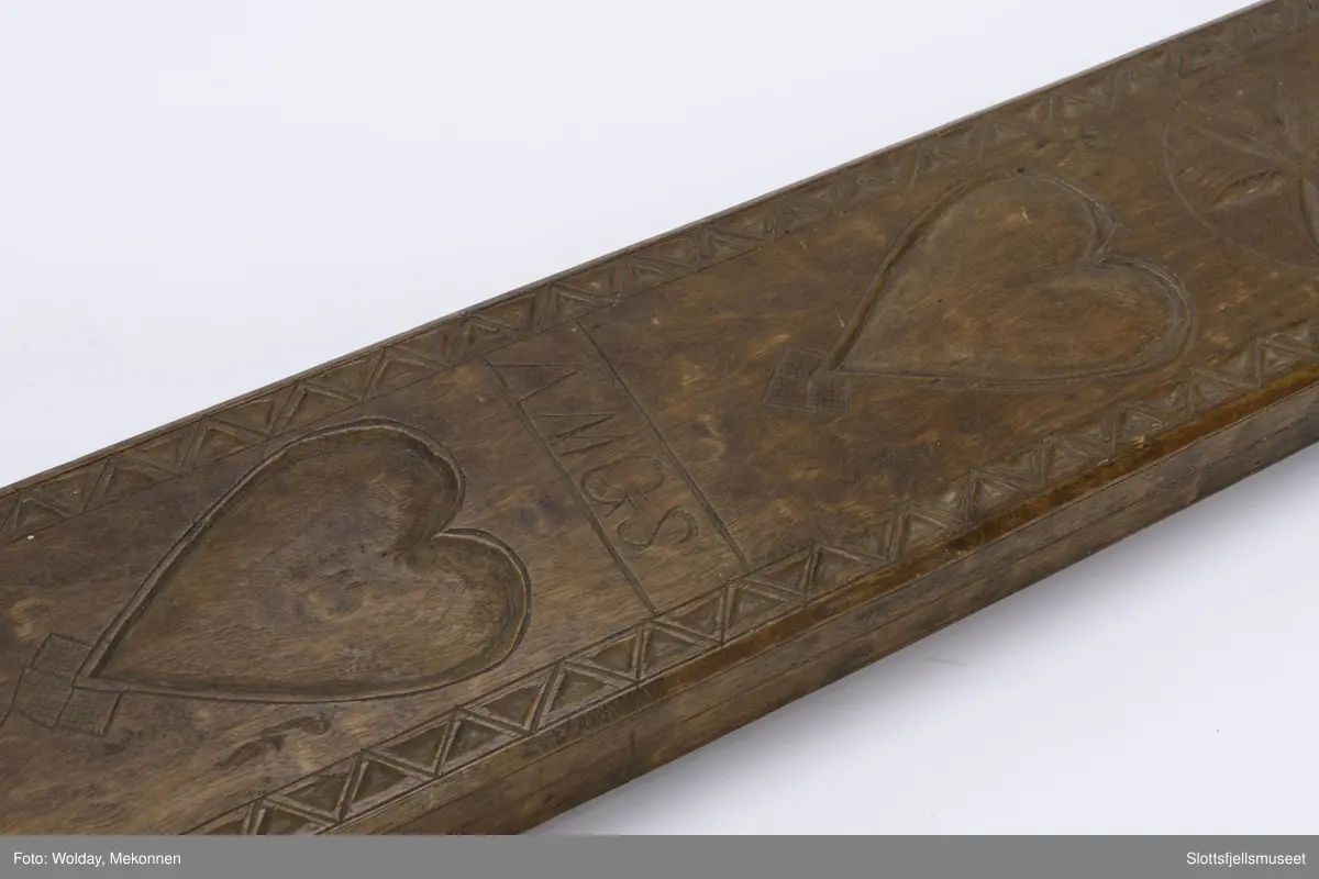 Karveskurdmønster, hjerter og kors, Initialer AMGS