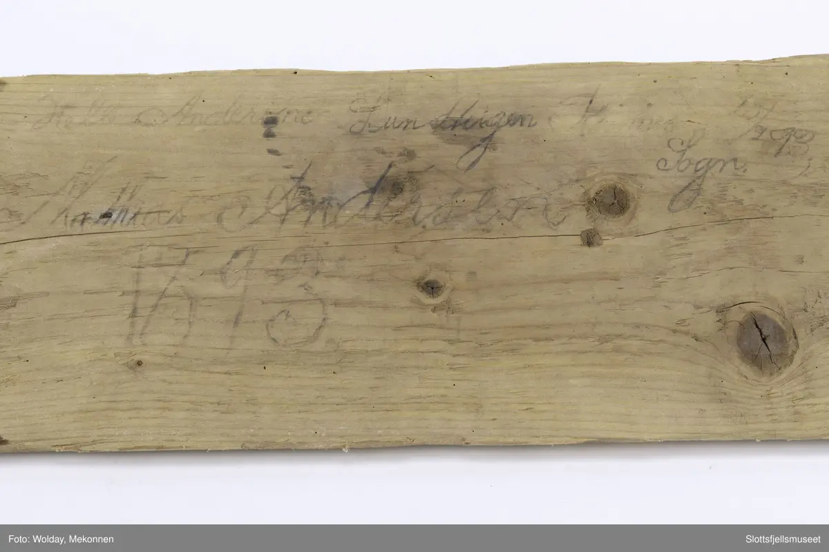 Håndtaket er festet til treet med trenagler.