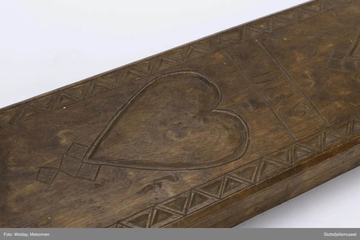 Karveskurdmønster, hjerter og kors, Initialer AMGS