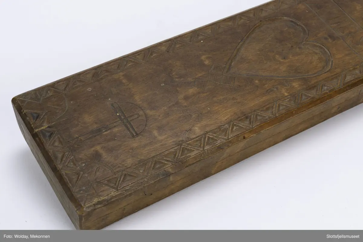 Karveskurdmønster, hjerter og kors, Initialer AMGS