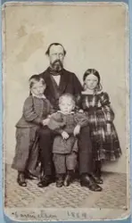 Familegruppe, Bokhandler og ordfører i Hamar, Hans Arveschou