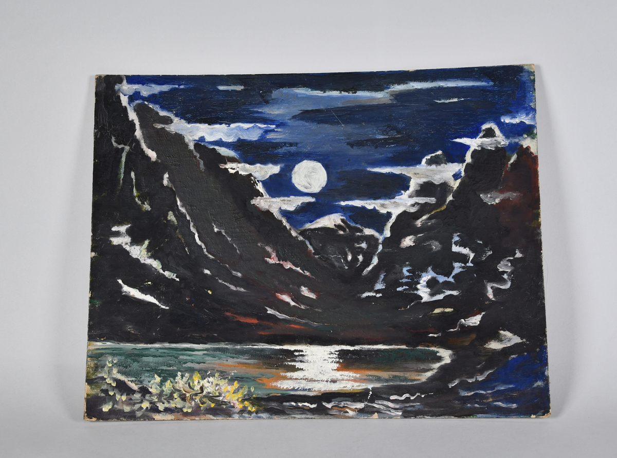 Bakkstykke eller bakvegg til figurteater. Malt motiv på papplate. Motiv av vann, fjell og fullmåne. På baksiden er det en skisse eller uferdig bakgrunn.