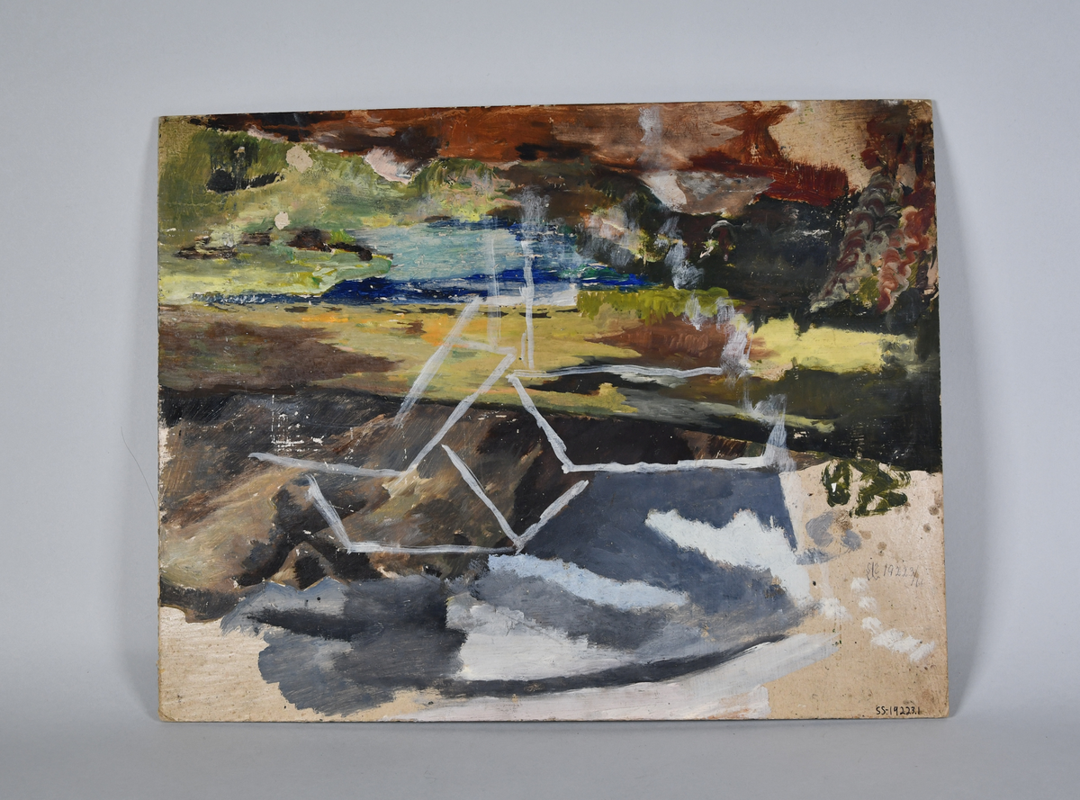 Bakkstykke eller bakvegg til figurteater. Malt motiv på papplate. Motiv av vann, fjell og fullmåne. På baksiden er det en skisse eller uferdig bakgrunn.