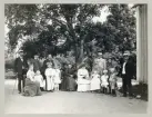 Bergs gård, Slätthög. Syskonen Eksandh (med respektive familjer) har samlats på gårdsplanen.
Fr.v. till h., stående: kronolänsman Albert Bergstedt, Yngve Eksandh, Theodor Eksandh, godsägare Carl Sellergren, Ingjerd Sellergren (dotter t. Carl), Eric Eksandh (bosatt i Canada).
Från v. till h. sittande (och stående): fru Elisabeth Bergstedt (f. Eksandh), Margareta Bergstedt, Rolf och Stina Eksandh (barn t. Theodor), Nanny Eksandh, Gertrud Eksandh, fru Göta Sellergren (f. Eksandh) med dottern Karin i knäet, bröderna Vollmar Sellergren och Harald Sellergren.