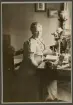 En medelålders kvinna i ljus dräkt sitter vid sitt skrivbord.
Fröken Nanny Eksandh, Slätthög och Växjö. Hon fungerade som guvernant åt flera av sina småsyskon.