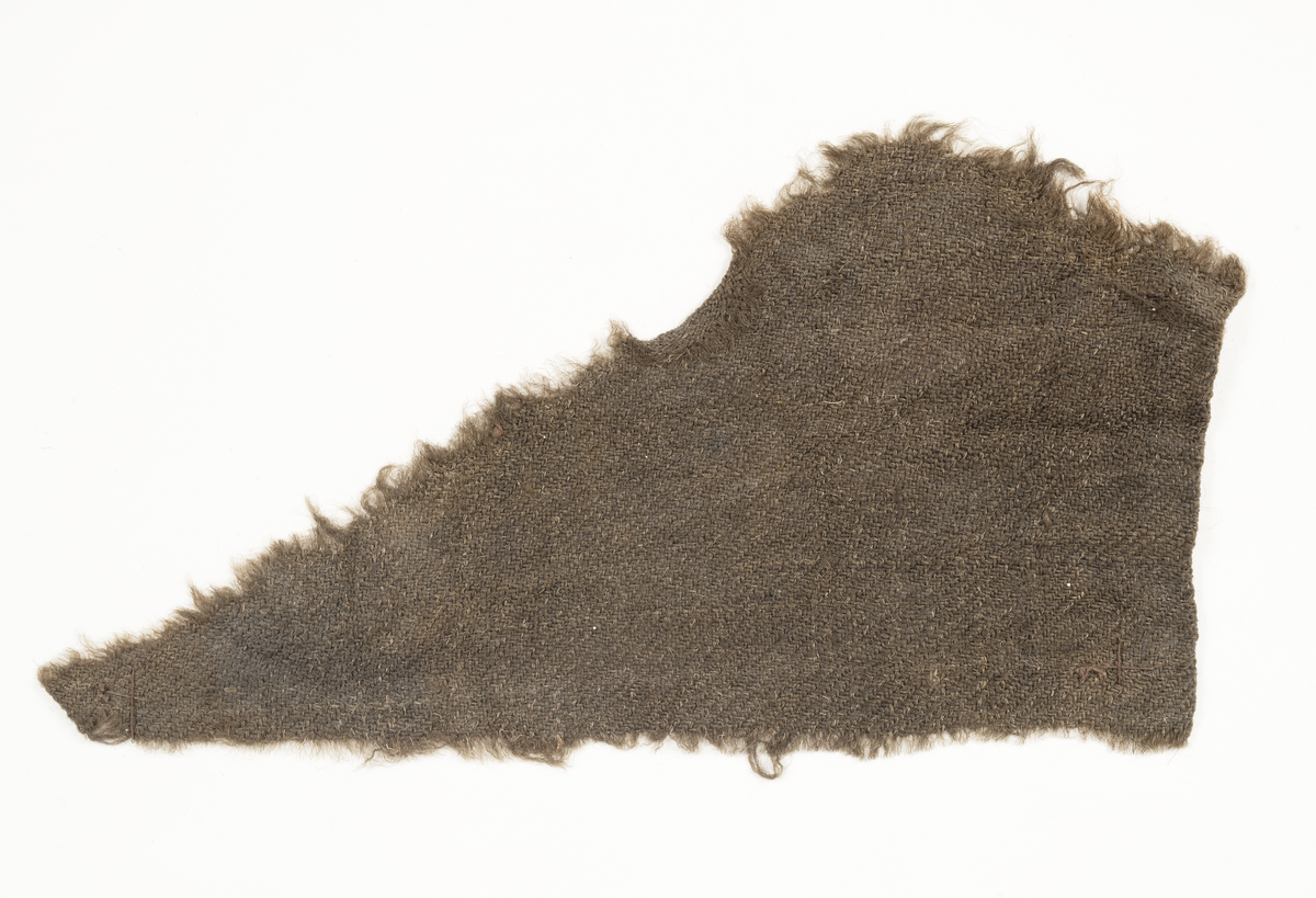 Fragment av klädesplagg.Trådtäthet: 14 trådar i varp och 16
trådar inslag = 1 cm.