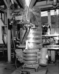 Utmatningssluss från spraytork med spiralkylare. Kylaren ink