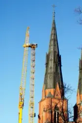 Byggkran vid Uppsala domkyrka 2021