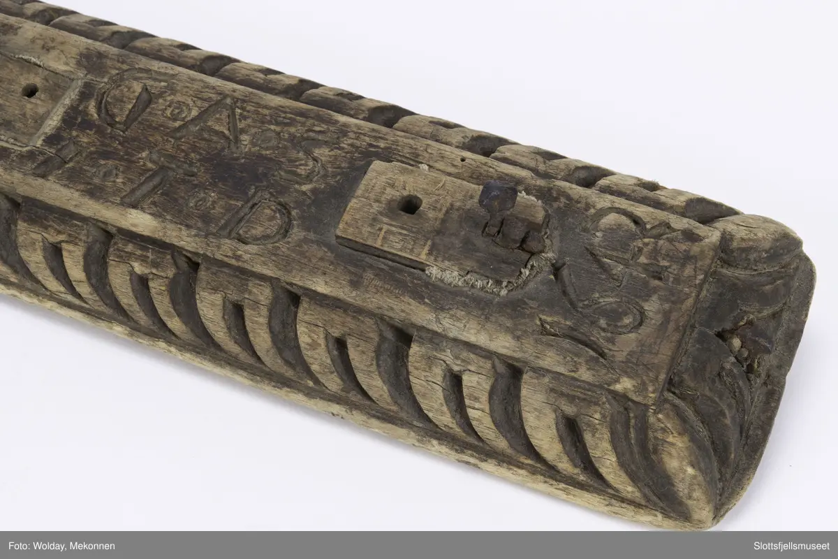 Håndtak mangler. Bred bord med utskjæring.