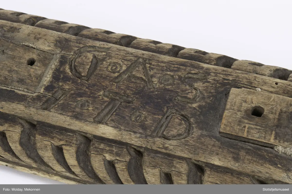 Håndtak mangler. Bred bord med utskjæring.