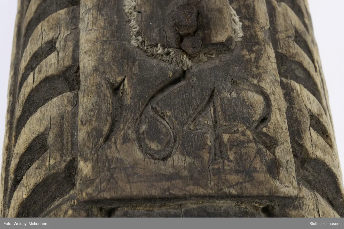 Håndtak mangler. Bred bord med utskjæring.