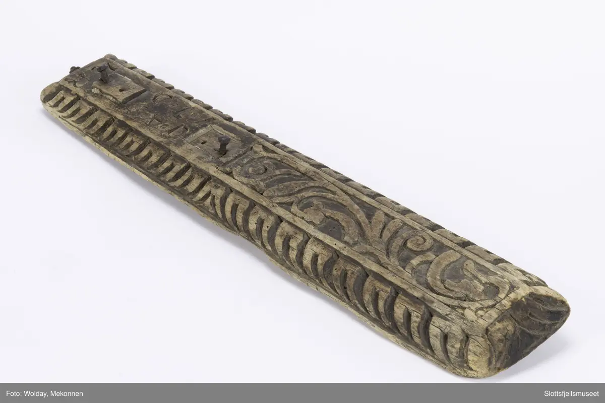 Håndtak mangler. Bred bord med utskjæring.