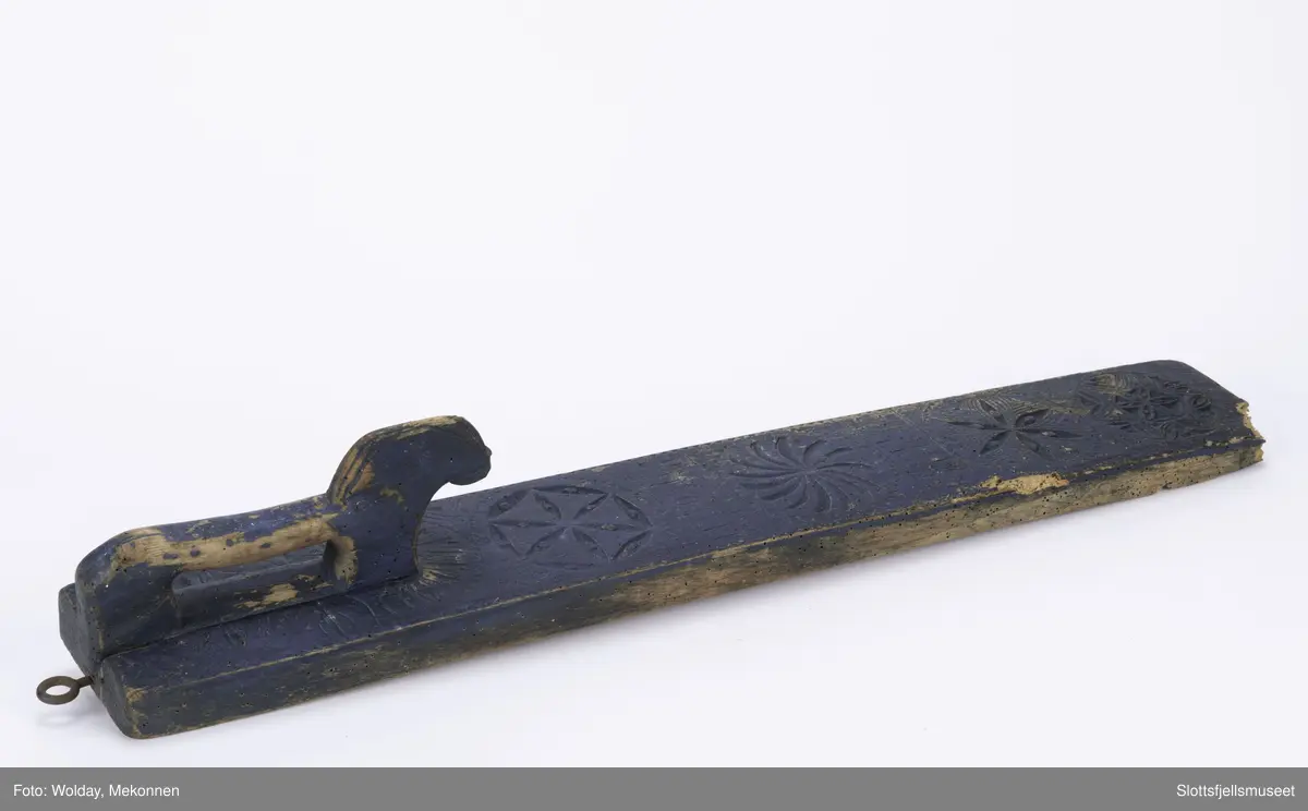 Hesteformet håndtak, karveskurd dekor.