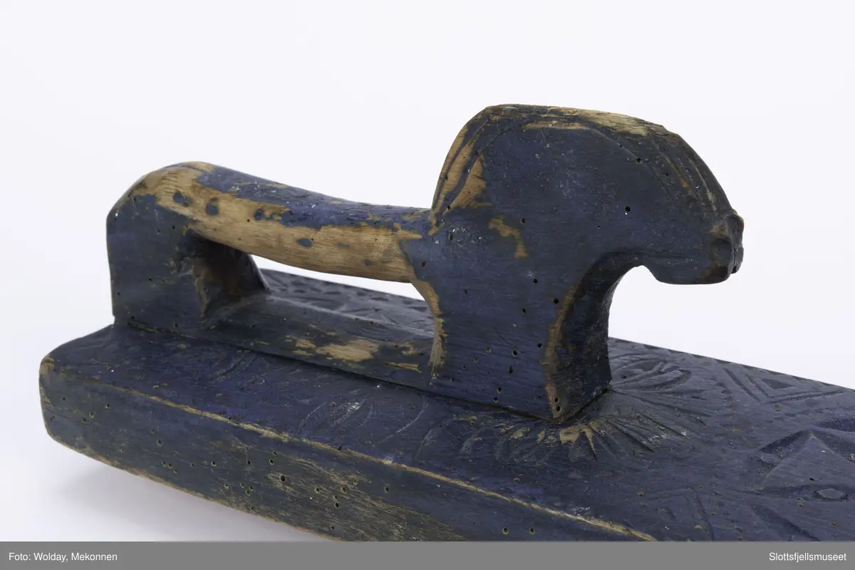 Hesteformet håndtak, karveskurd dekor.