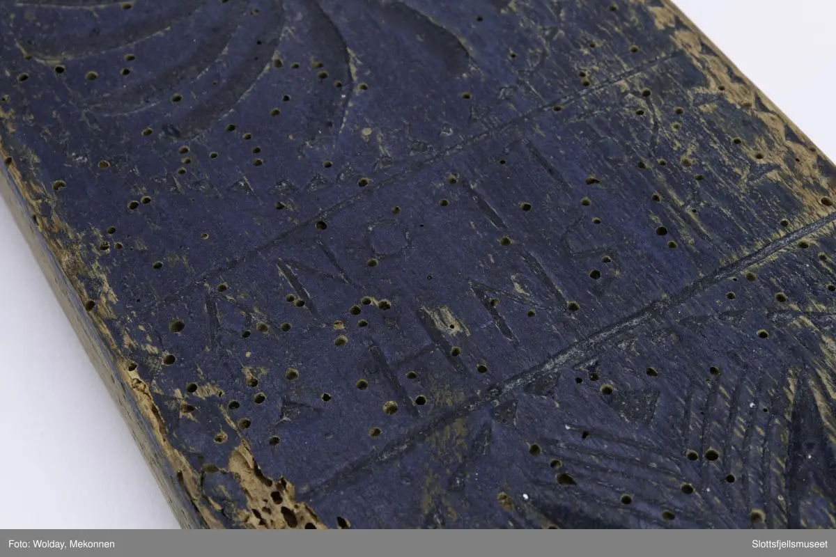 Hesteformet håndtak, karveskurd dekor.