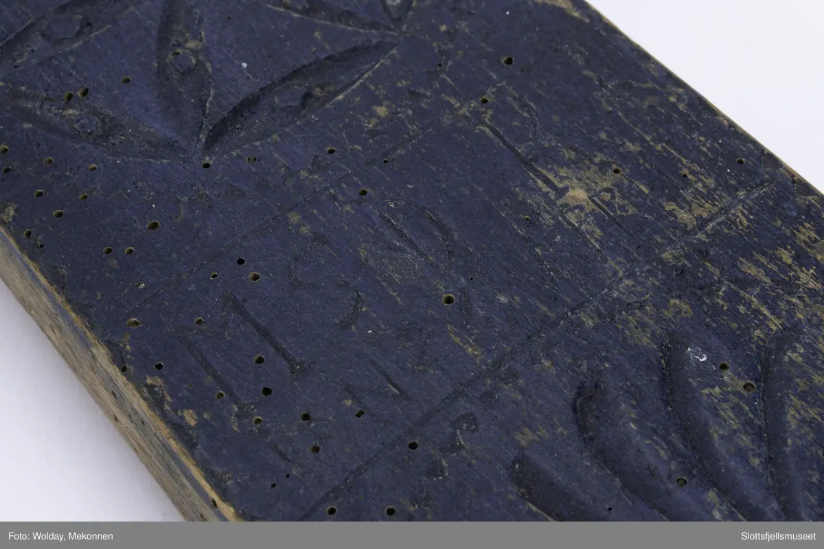 Hesteformet håndtak, karveskurd dekor.