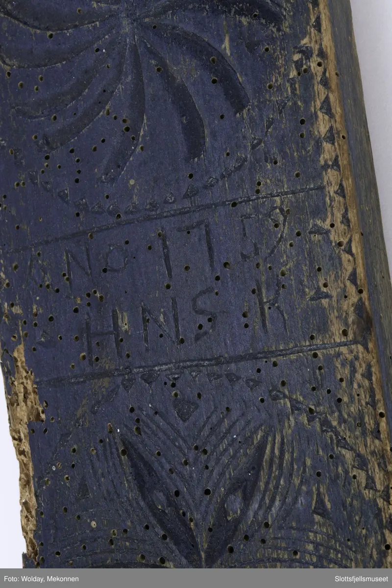 Hesteformet håndtak, karveskurd dekor.