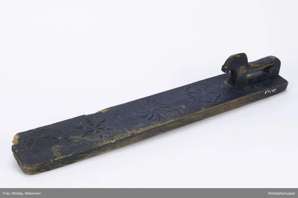 Hesteformet håndtak, karveskurd dekor.